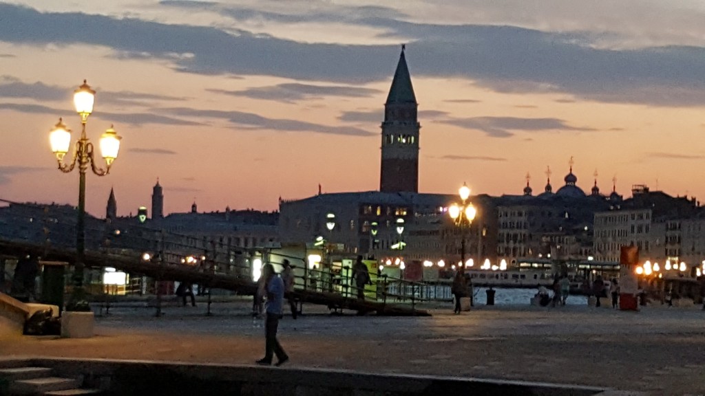 Tramonto dietro il campanile di San Marco